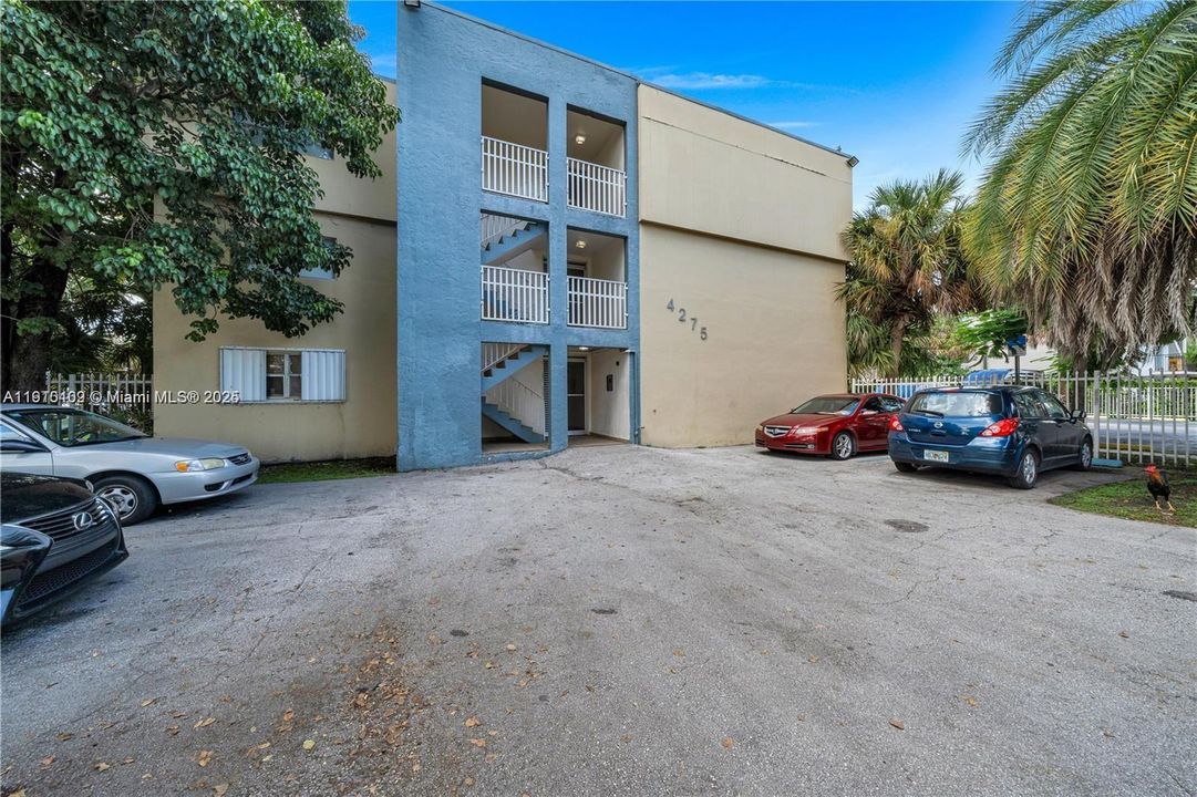 Active With Contract: $1,590 (1 beds, 1 baths, 550 Square Feet)