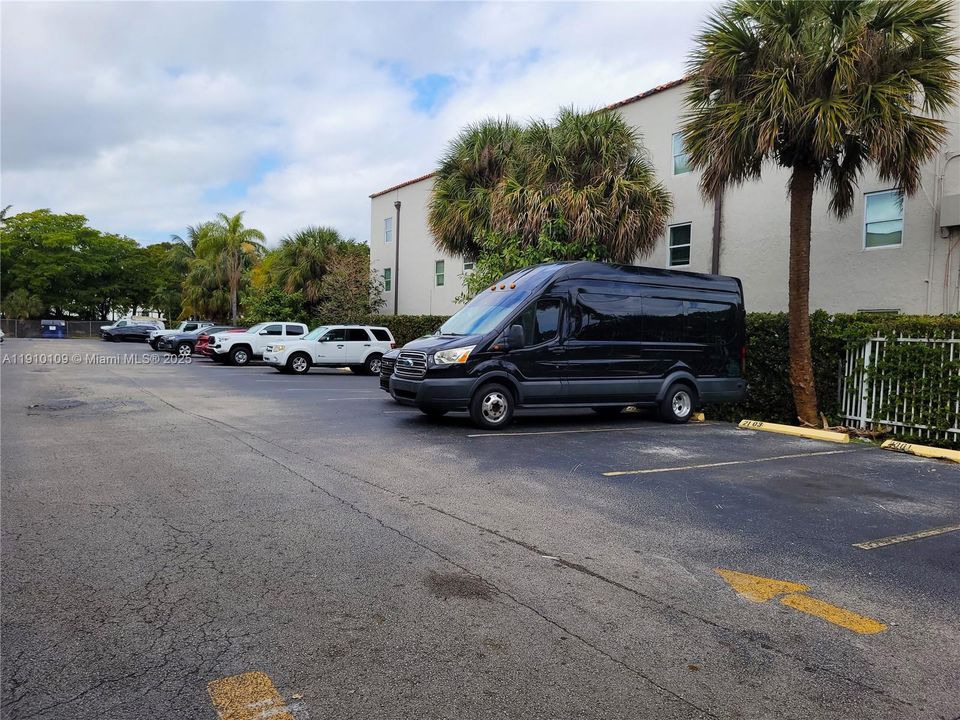 Active With Contract: $1,590 (1 beds, 1 baths, 550 Square Feet)