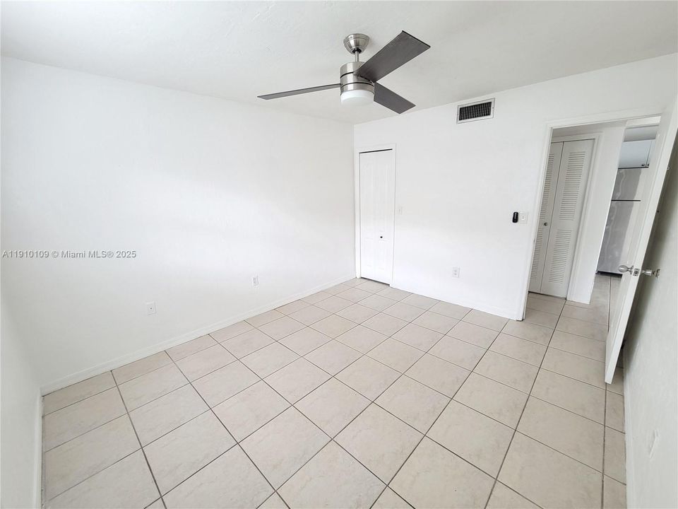 Active With Contract: $1,590 (1 beds, 1 baths, 550 Square Feet)
