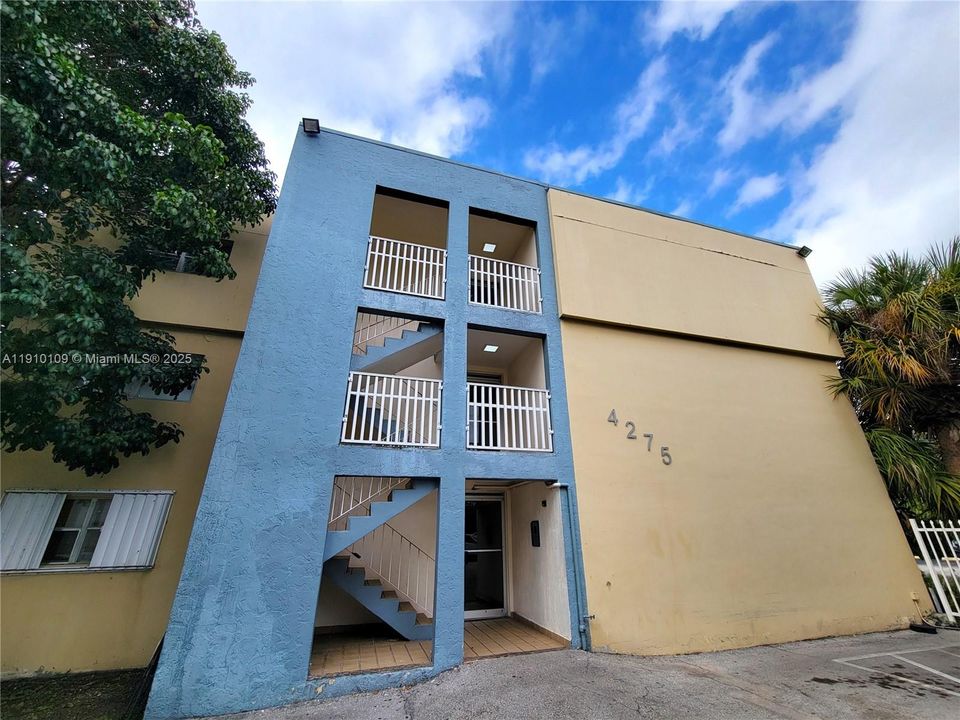 Active With Contract: $1,590 (1 beds, 1 baths, 550 Square Feet)
