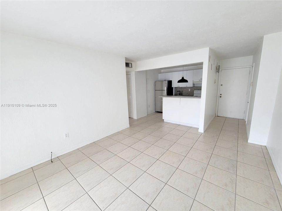 Active With Contract: $1,590 (1 beds, 1 baths, 550 Square Feet)