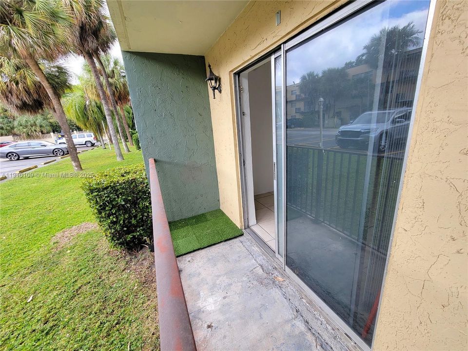 Active With Contract: $1,590 (1 beds, 1 baths, 550 Square Feet)