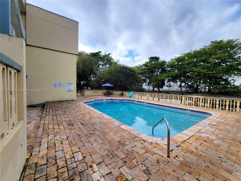 Active With Contract: $1,590 (1 beds, 1 baths, 550 Square Feet)