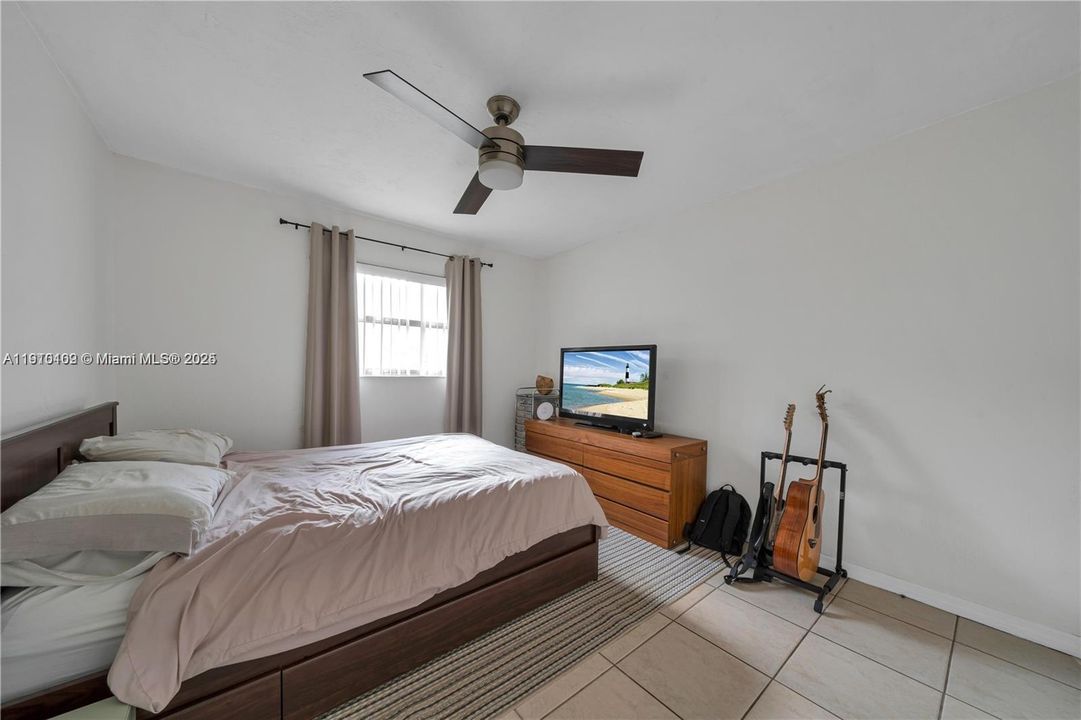 Active With Contract: $1,590 (1 beds, 1 baths, 550 Square Feet)