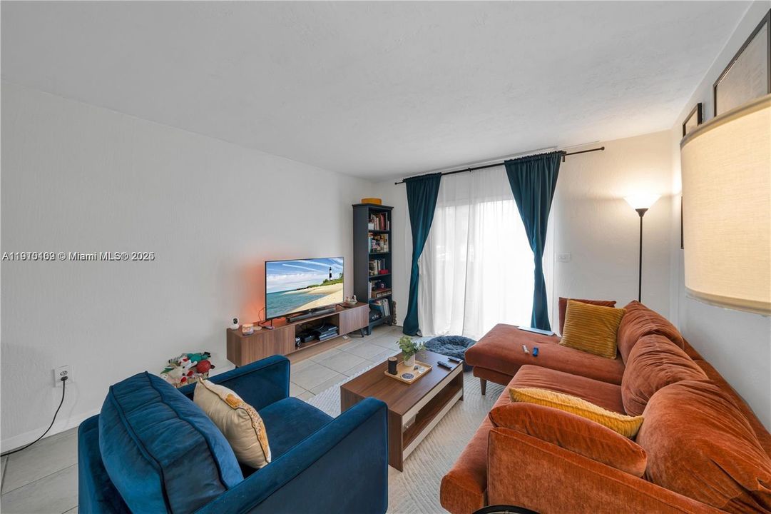 Active With Contract: $1,590 (1 beds, 1 baths, 550 Square Feet)