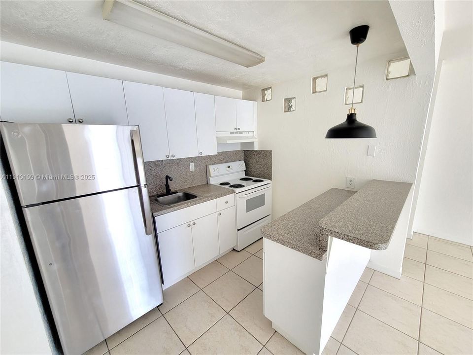 Active With Contract: $1,590 (1 beds, 1 baths, 550 Square Feet)