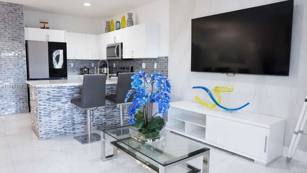 For Sale: $370,000 (3 beds, 3 baths, 1440 Square Feet)