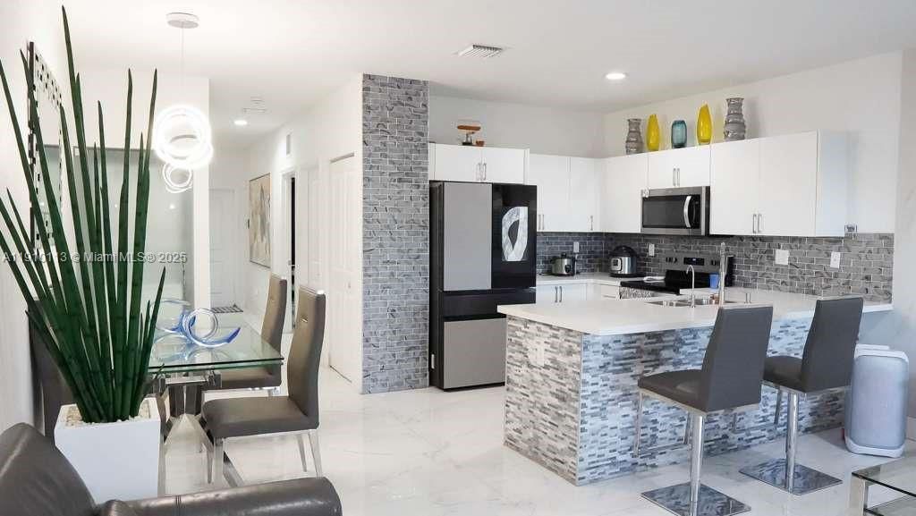 For Sale: $370,000 (3 beds, 3 baths, 1440 Square Feet)