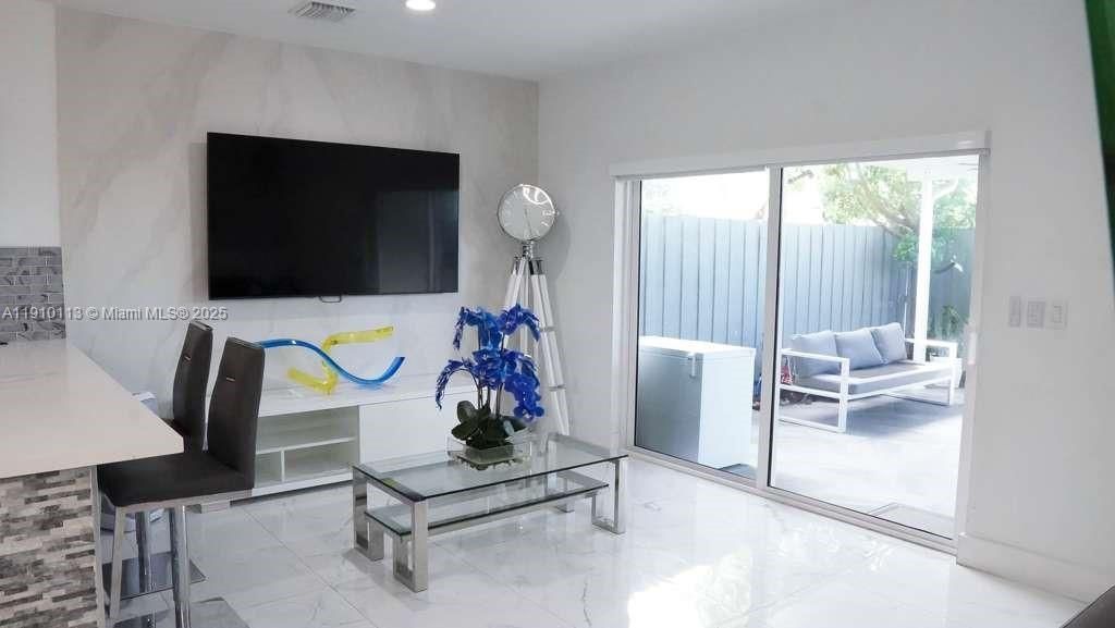 For Sale: $370,000 (3 beds, 3 baths, 1440 Square Feet)