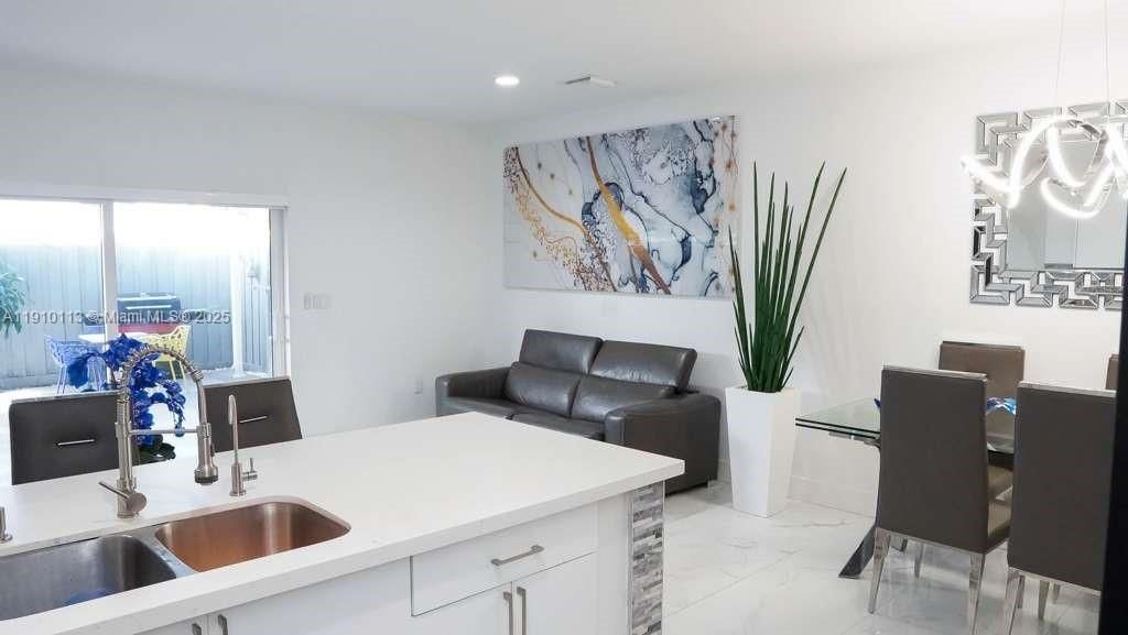 For Sale: $370,000 (3 beds, 3 baths, 1440 Square Feet)