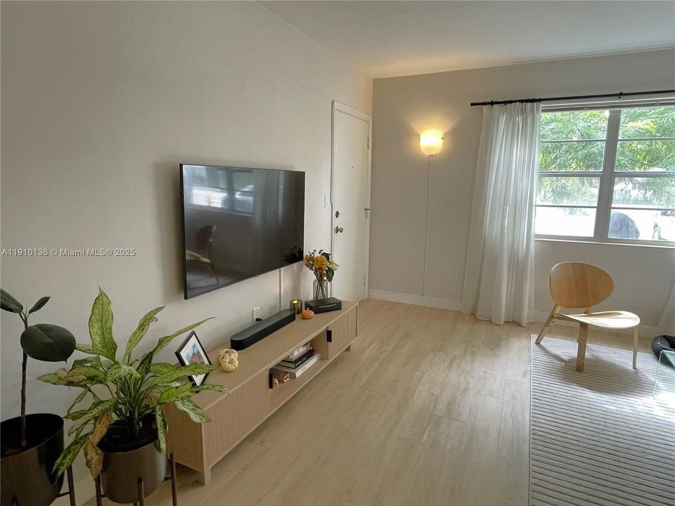 合同活跃: $2,350 (2 贝兹, 1 浴室, 800 平方英尺)