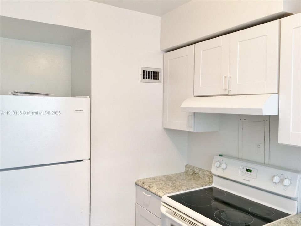 合同活跃: $2,350 (2 贝兹, 1 浴室, 800 平方英尺)