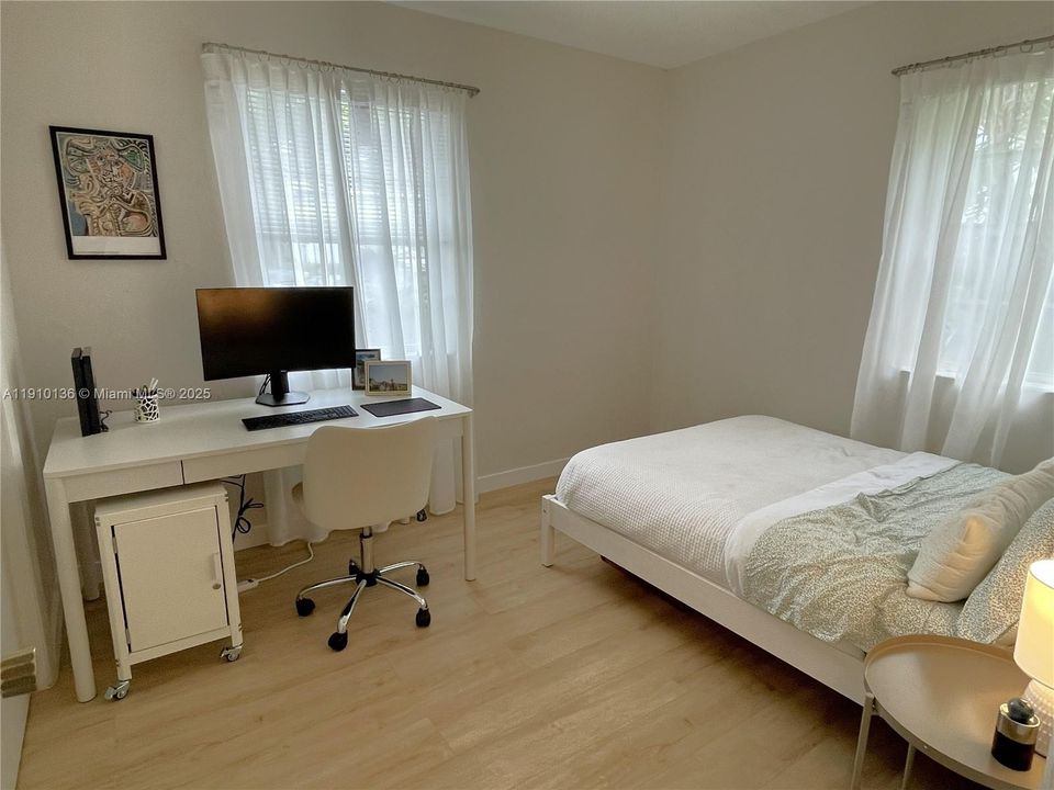 合同活跃: $2,350 (2 贝兹, 1 浴室, 800 平方英尺)