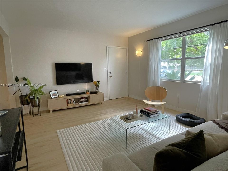 合同活跃: $2,350 (2 贝兹, 1 浴室, 800 平方英尺)