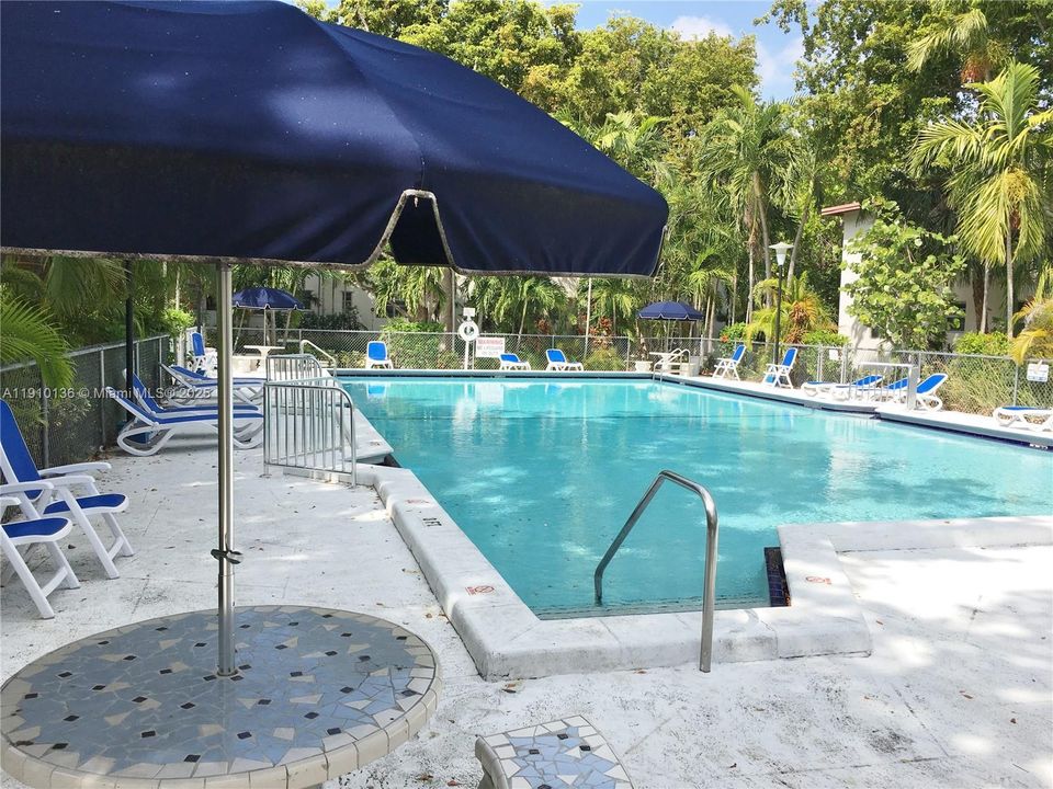 合同活跃: $2,350 (2 贝兹, 1 浴室, 800 平方英尺)