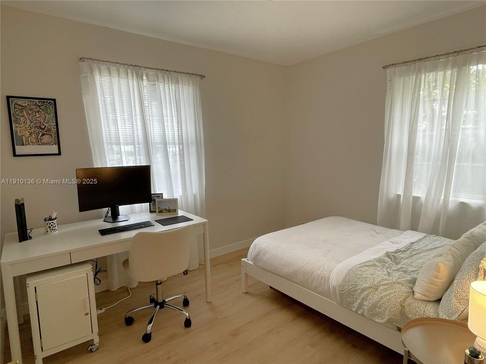 合同活跃: $2,350 (2 贝兹, 1 浴室, 800 平方英尺)