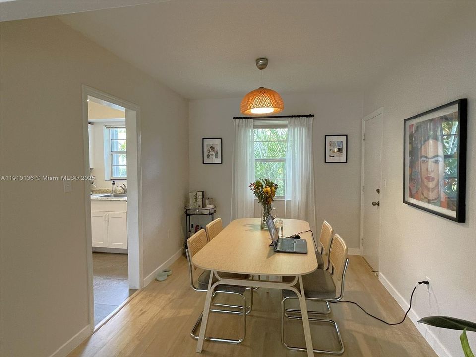 合同活跃: $2,350 (2 贝兹, 1 浴室, 800 平方英尺)