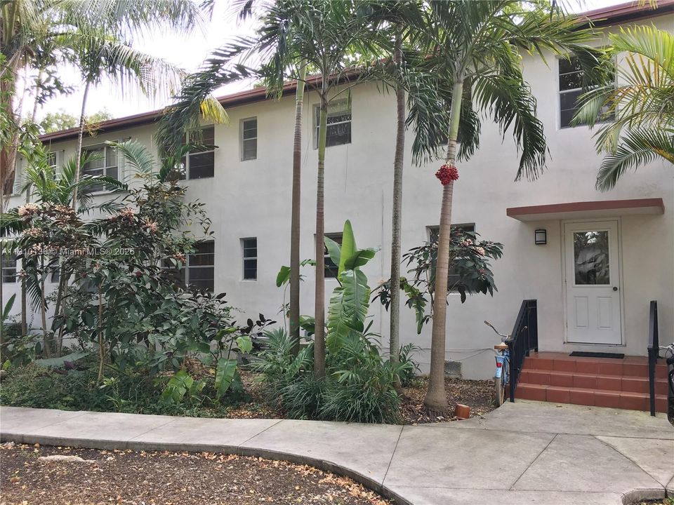 合同活跃: $2,350 (2 贝兹, 1 浴室, 800 平方英尺)