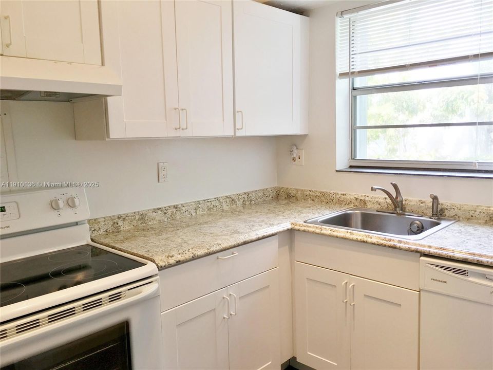 合同活跃: $2,350 (2 贝兹, 1 浴室, 800 平方英尺)