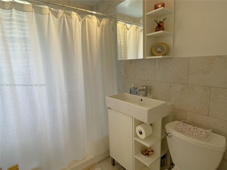 合同活跃: $2,350 (2 贝兹, 1 浴室, 800 平方英尺)