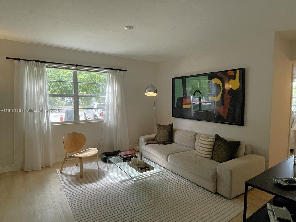 合同活跃: $2,350 (2 贝兹, 1 浴室, 800 平方英尺)