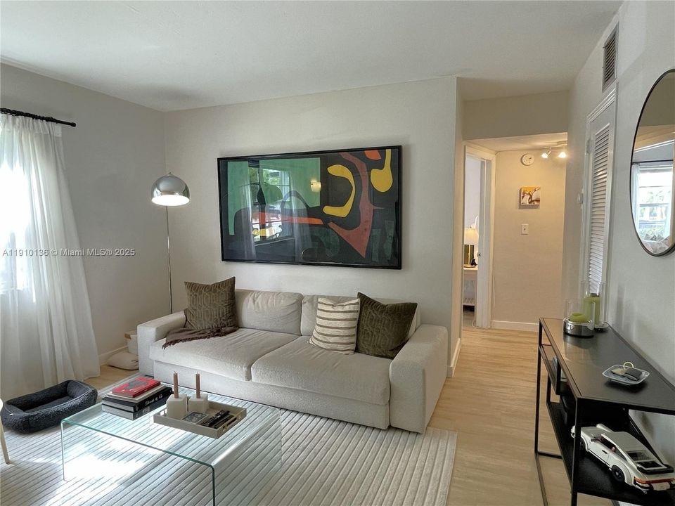 合同活跃: $2,350 (2 贝兹, 1 浴室, 800 平方英尺)