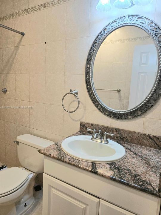 合同活跃: $1,900 (2 贝兹, 2 浴室, 909 平方英尺)