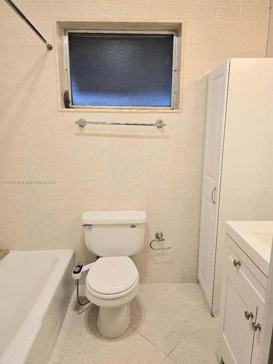 合同活跃: $1,900 (2 贝兹, 2 浴室, 909 平方英尺)