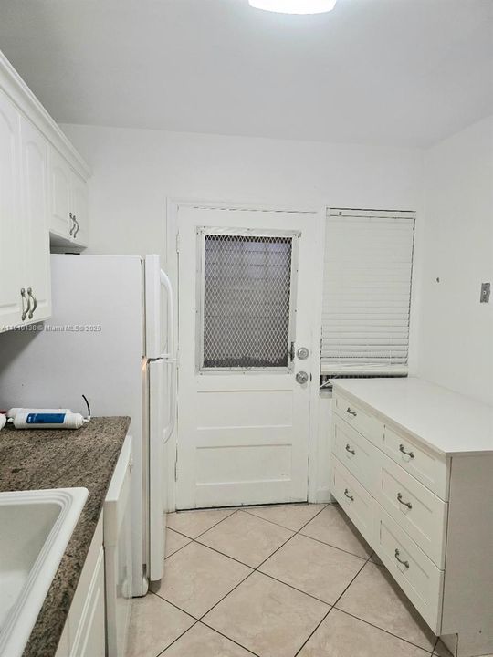 合同活跃: $1,900 (2 贝兹, 2 浴室, 909 平方英尺)