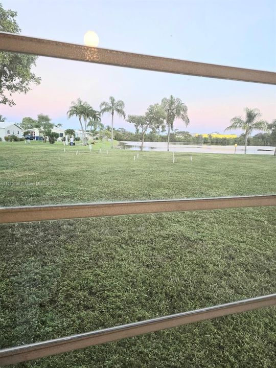 合同活跃: $1,900 (2 贝兹, 2 浴室, 909 平方英尺)