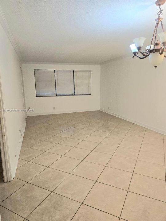 合同活跃: $1,900 (2 贝兹, 2 浴室, 909 平方英尺)