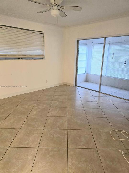 合同活跃: $1,900 (2 贝兹, 2 浴室, 909 平方英尺)