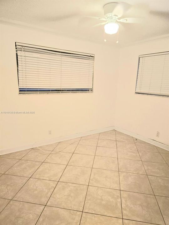 合同活跃: $1,900 (2 贝兹, 2 浴室, 909 平方英尺)