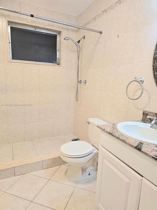 合同活跃: $1,900 (2 贝兹, 2 浴室, 909 平方英尺)