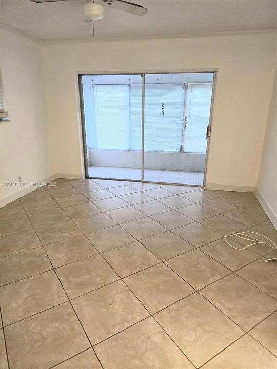 合同活跃: $1,900 (2 贝兹, 2 浴室, 909 平方英尺)