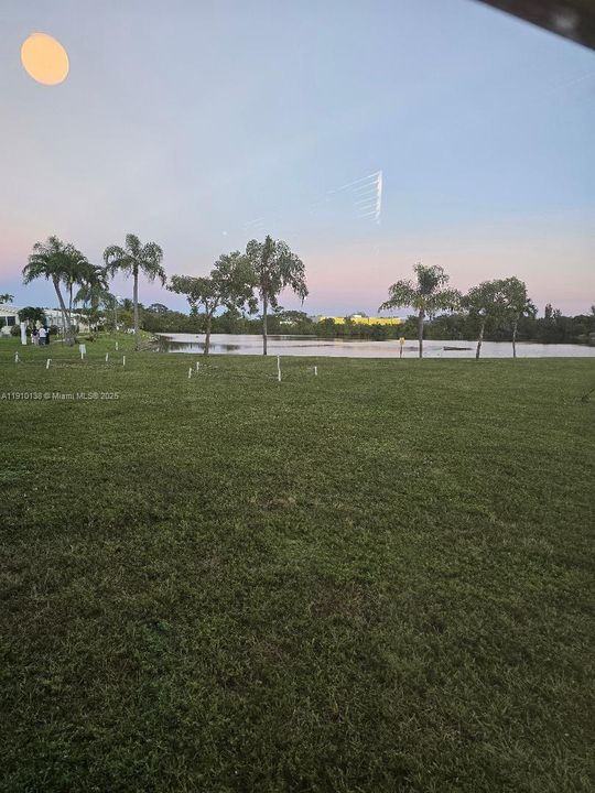 合同活跃: $1,900 (2 贝兹, 2 浴室, 909 平方英尺)