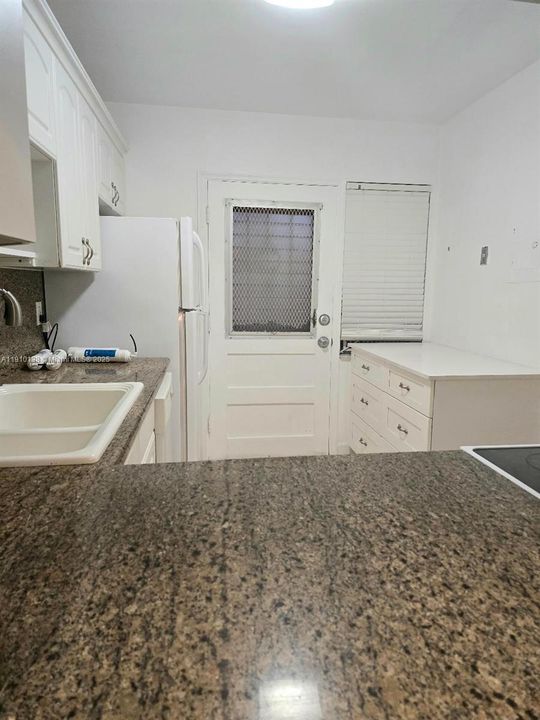 合同活跃: $1,900 (2 贝兹, 2 浴室, 909 平方英尺)