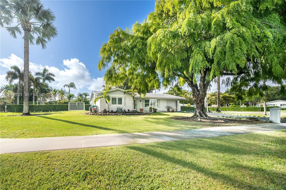For Sale: $1,150,000 (3 beds, 2 baths, 1566 Square Feet)