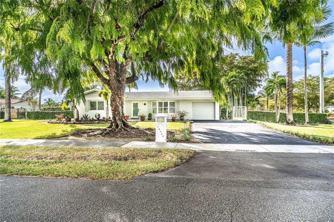 For Sale: $1,150,000 (3 beds, 2 baths, 1566 Square Feet)