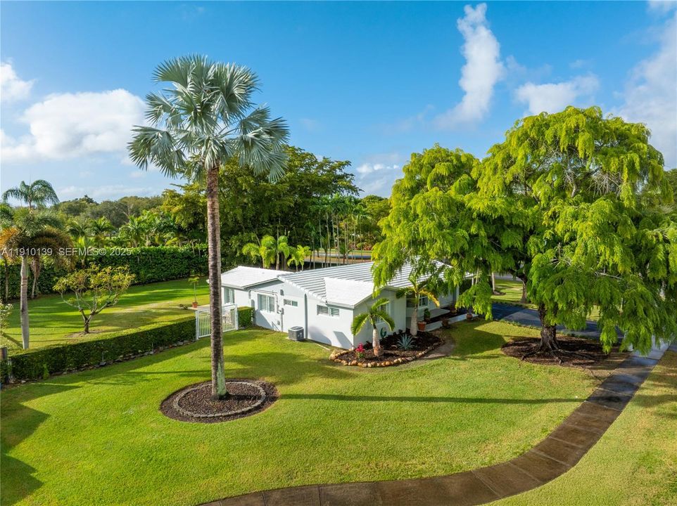 For Sale: $1,150,000 (3 beds, 2 baths, 1566 Square Feet)