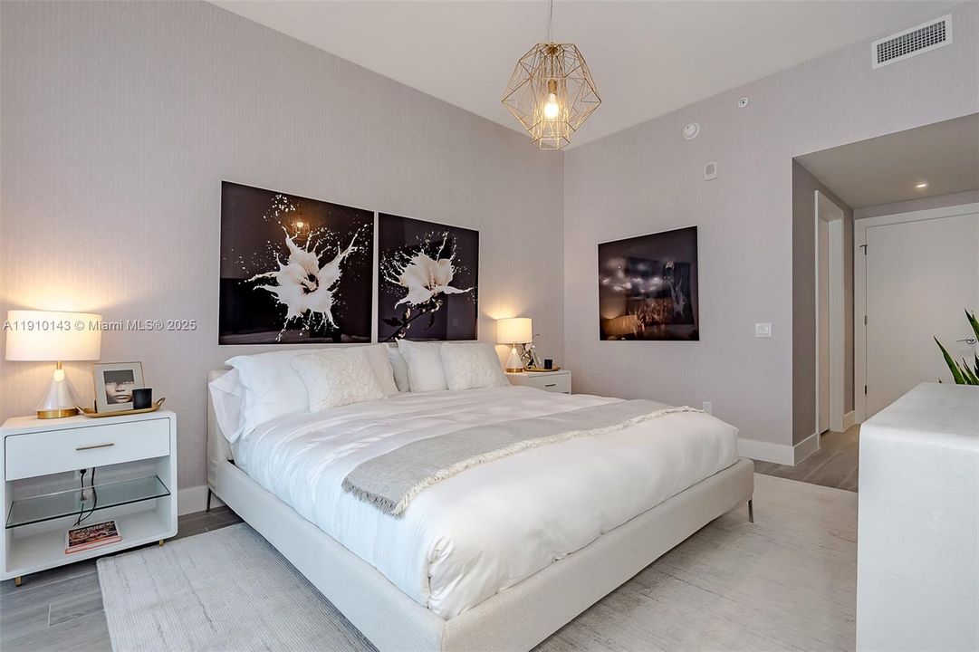 Active With Contract: $669,000 (2 beds, 2 baths, 1136 Square Feet)