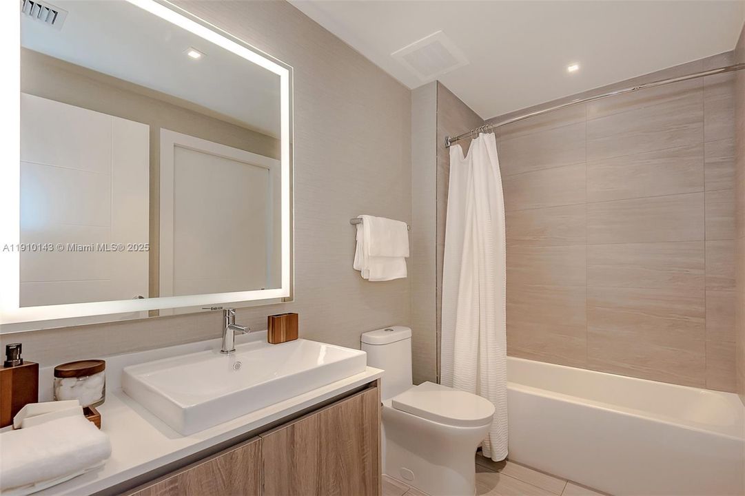 Active With Contract: $669,000 (2 beds, 2 baths, 1136 Square Feet)