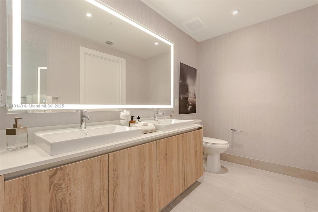 Active With Contract: $669,000 (2 beds, 2 baths, 1136 Square Feet)