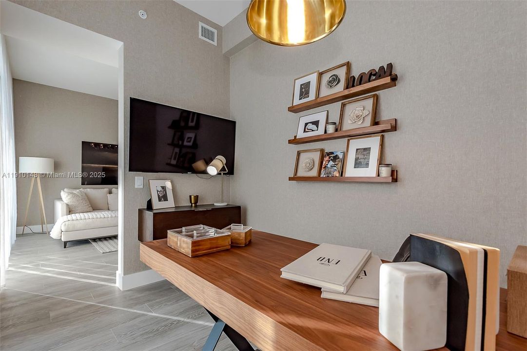 Active With Contract: $669,000 (2 beds, 2 baths, 1136 Square Feet)