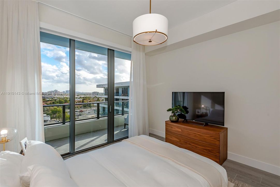 Active With Contract: $669,000 (2 beds, 2 baths, 1136 Square Feet)