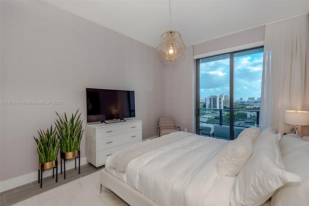 Active With Contract: $669,000 (2 beds, 2 baths, 1136 Square Feet)