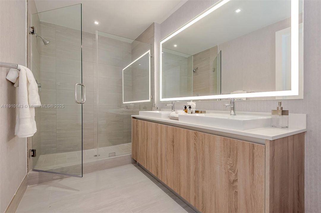 Active With Contract: $669,000 (2 beds, 2 baths, 1136 Square Feet)