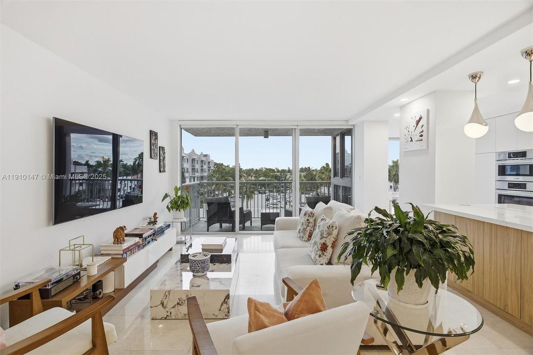 For Sale: $979,000 (2 beds, 2 baths, 1645 Square Feet)