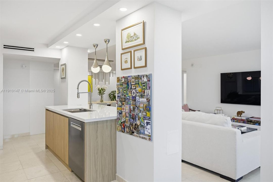 For Sale: $979,000 (2 beds, 2 baths, 1645 Square Feet)