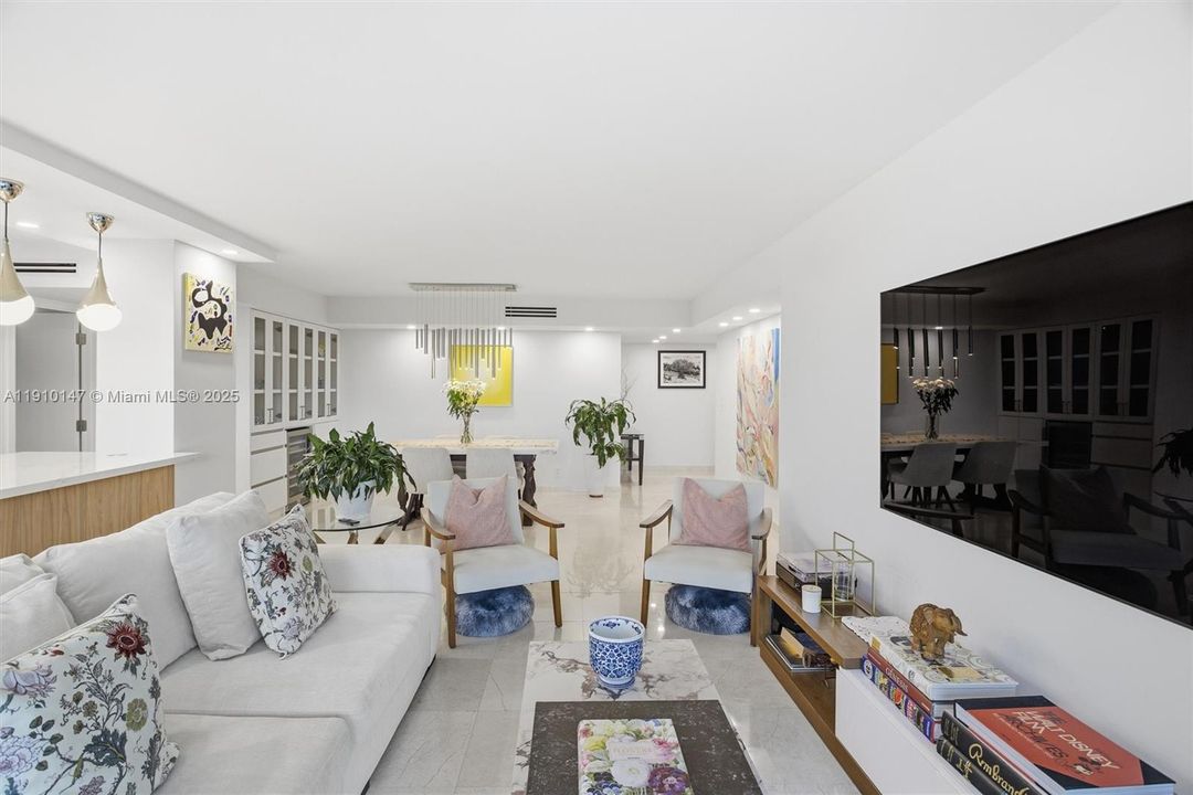 For Sale: $979,000 (2 beds, 2 baths, 1645 Square Feet)